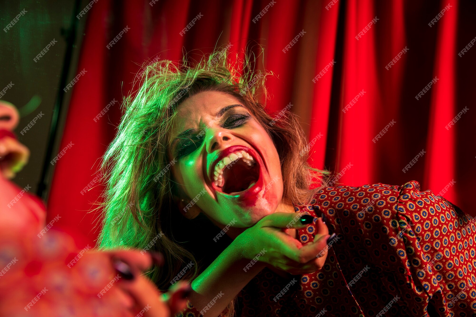 Sinis Capitán Brie Personalmente Mujer loca de payaso de halloween riendo | Foto Gratis