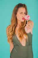 Foto gratuita mujer con lollipop haciendo boca de beso