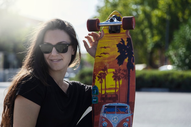 Foto gratuita mujer con longboard brillante