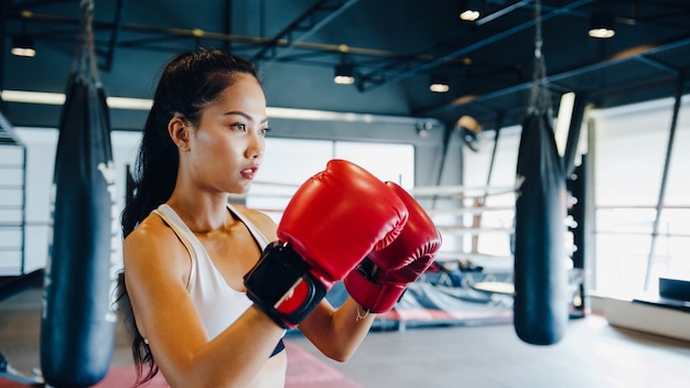 Mujer luchadora practicando boxeo en clase de gimnasia