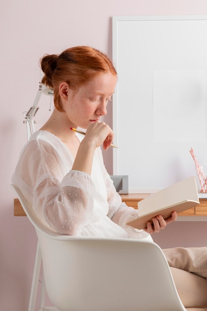 Mujer, en, lugar de trabajo, lectura