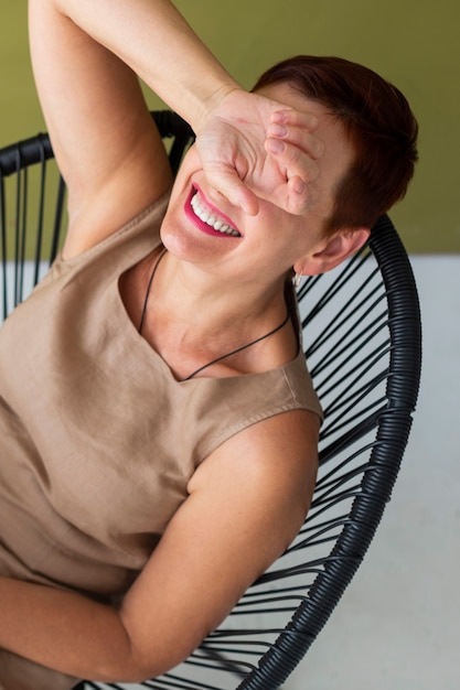 Foto gratuita mujer madura, cubriéndose los ojos