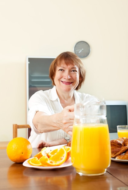 Foto gratuita mujer madura con desayuno