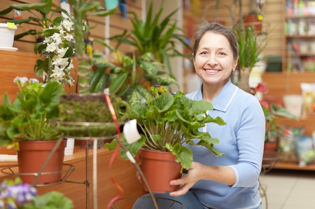 Foto gratuita la mujer madura elige la primavera