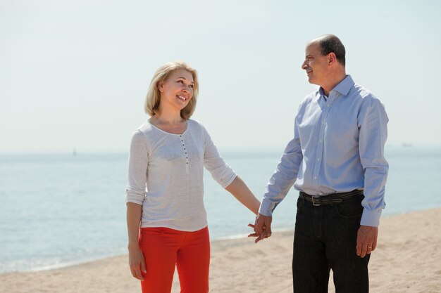 mujer madura feliz con hombre amoroso