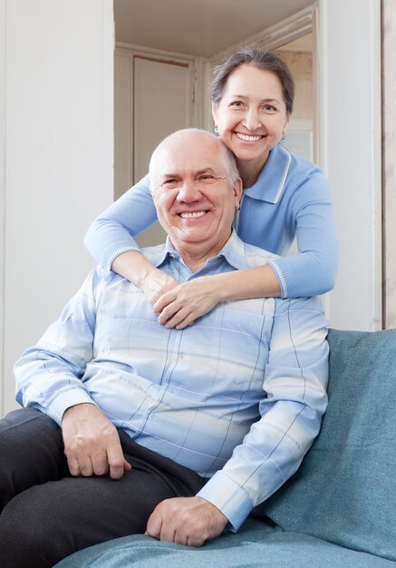 Mujer madura feliz con el marido