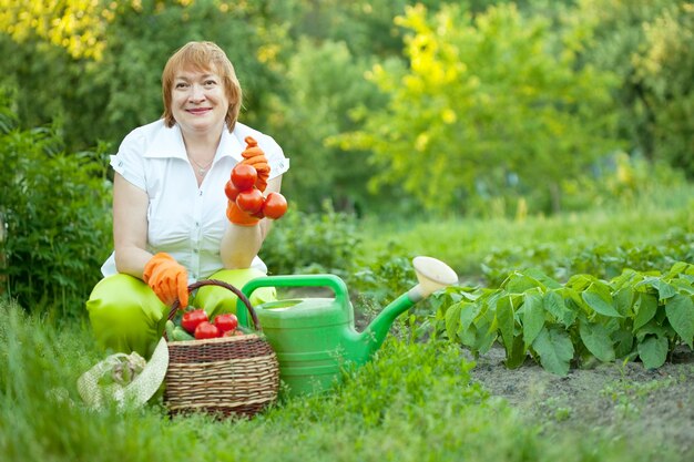 mujer madura en el jardín