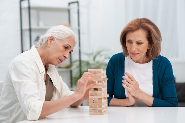 Mujer madura jugando un juego juntos