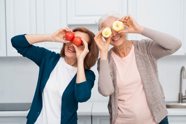 Mujer madura jugando con verduras