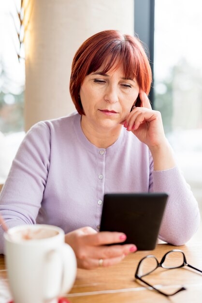 Mujer madura leyendo