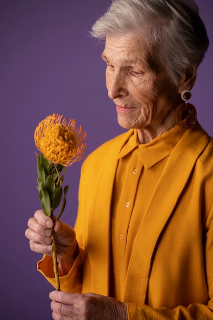 Mujer madura, llevando, ropa de moda