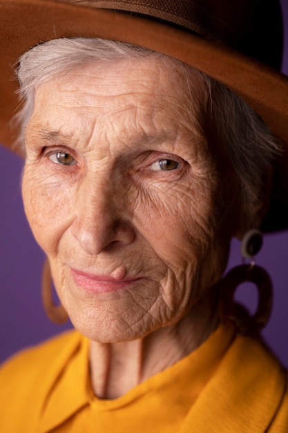 Mujer madura, llevando, ropa de moda