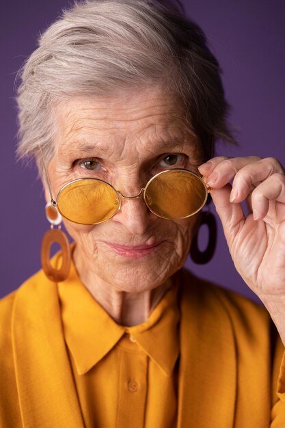 Mujer madura, llevando, ropa de moda