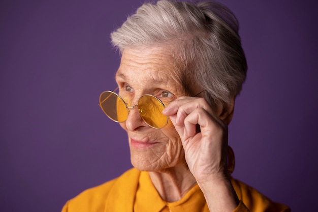 Mujer madura, llevando, ropa de moda