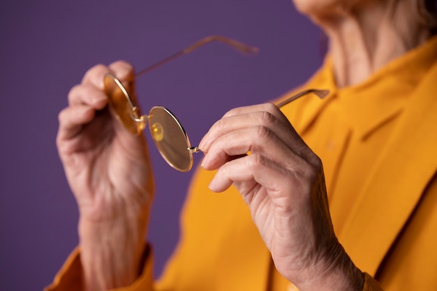 Mujer madura, llevando, ropa de moda