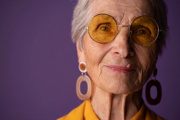 Mujer madura, llevando, ropa de moda