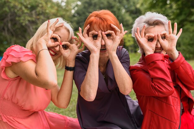 Foto gratuita mujer madura posando juntos