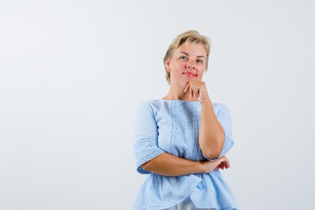 Mujer madura, posar, en, el, estudio