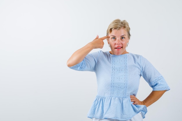 Foto gratuita mujer madura, posar, en, el, estudio