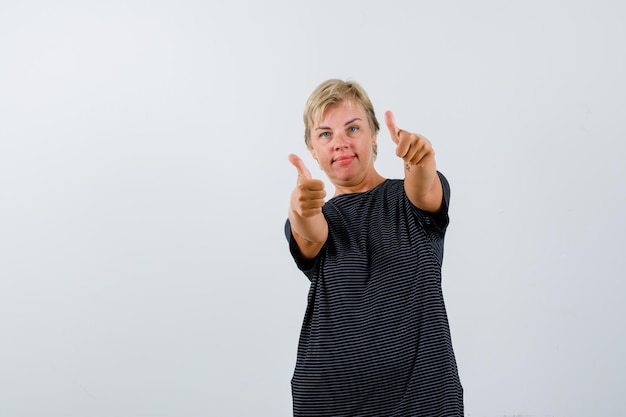 Foto gratuita mujer madura, posar, en, el, estudio