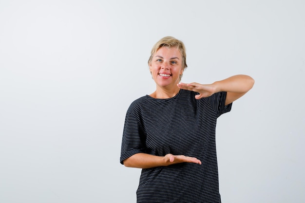 Foto gratuita mujer madura, posar, en, el, estudio