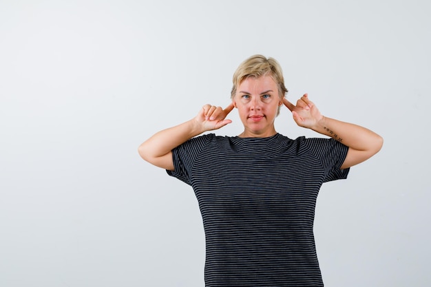 Foto gratuita mujer madura, posar, en, el, estudio