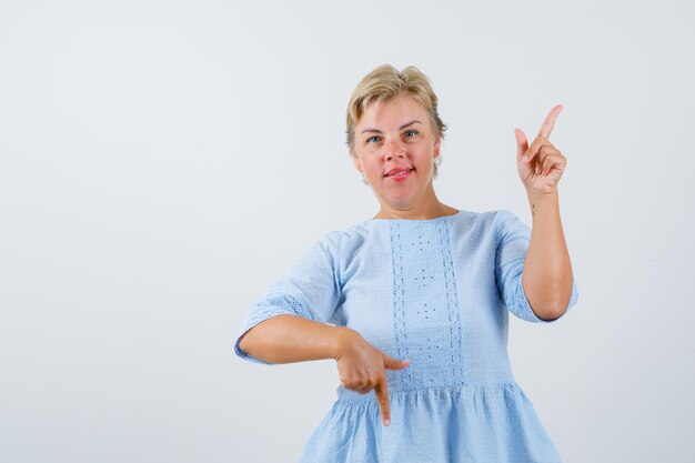 Foto gratuita mujer madura, posar, en, el, estudio