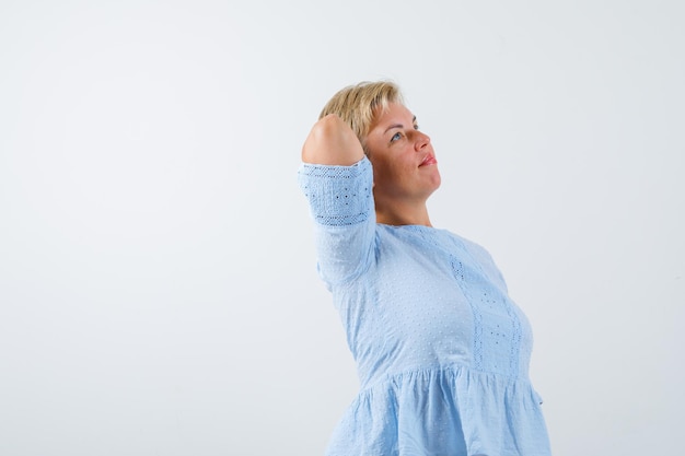 Foto gratuita mujer madura, posar, en, el, estudio