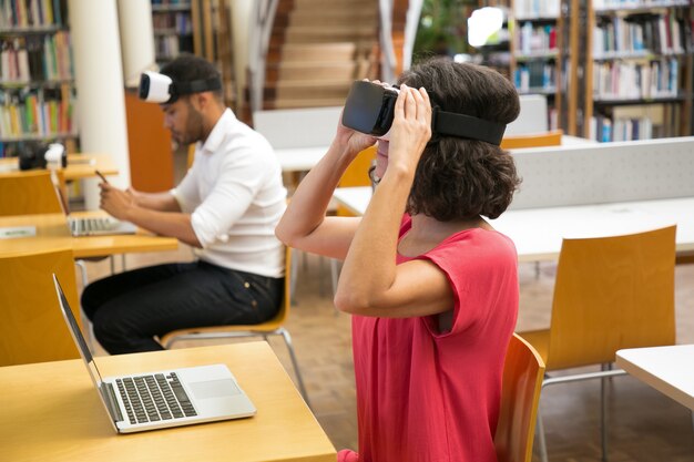 Mujer madura rizada con auriculares VR