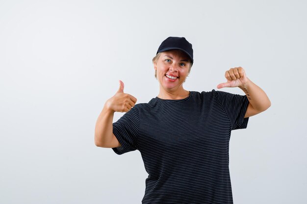 Mujer madura rubia con una camiseta negra y una gorra negra