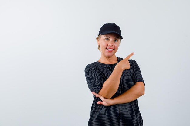 Mujer madura rubia con una camiseta negra y una gorra negra