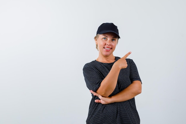 Mujer madura rubia con una camiseta negra y una gorra negra