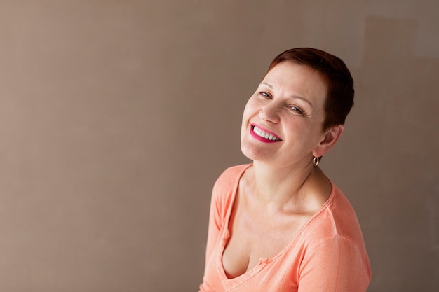 Mujer madura sonriendo a la cámara