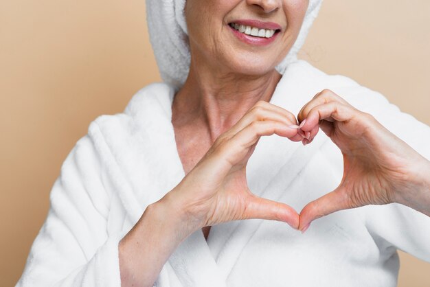 Mujer madura sonriente que muestra amor