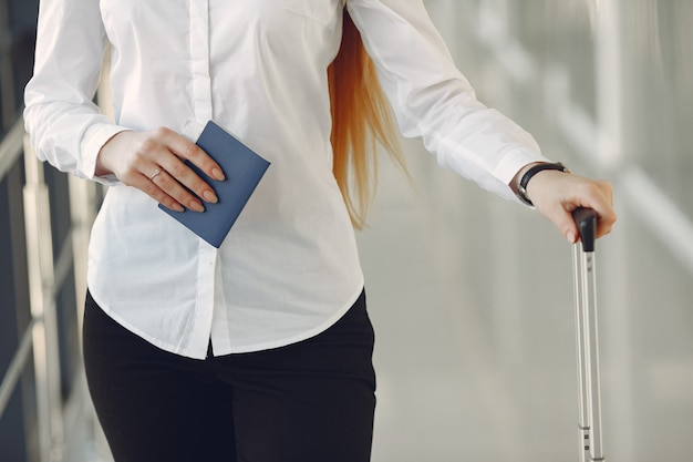 Foto gratuita mujer con maleta en el aeropuerto