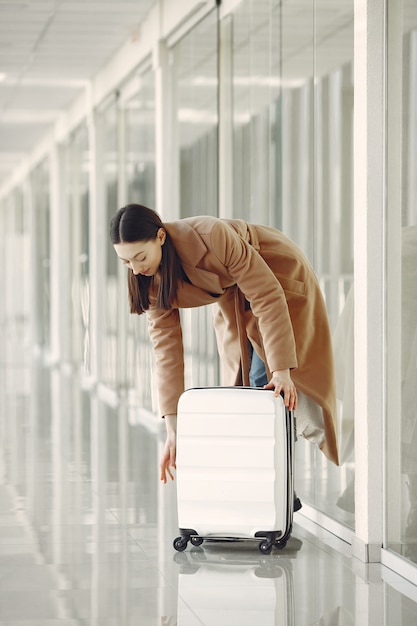 Mujer con maleta en el aeropuerto