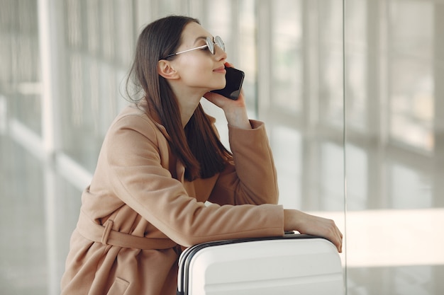 Mujer con maleta en el aeropuerto