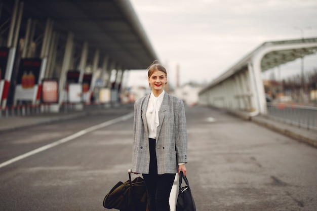 Mujer con maleta de pie en el aeropuerto