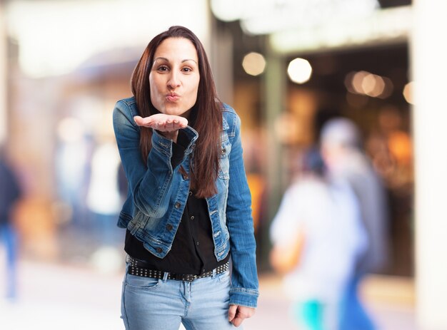 Mujer mandando un beso