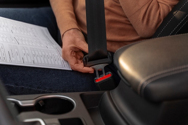 Foto gratuita mujer manejando auto para la prueba para obtener la licencia de conducir