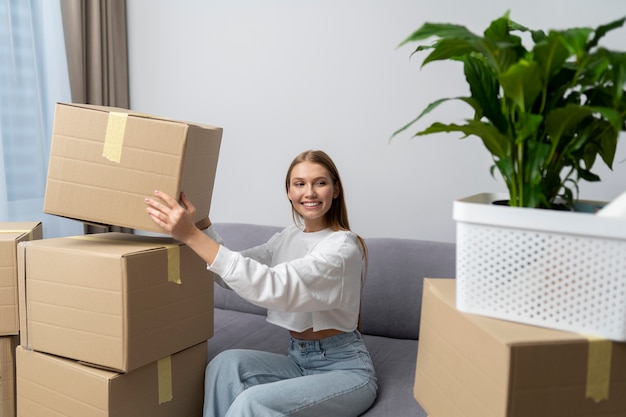 Mujer manejando caja de pertenencias