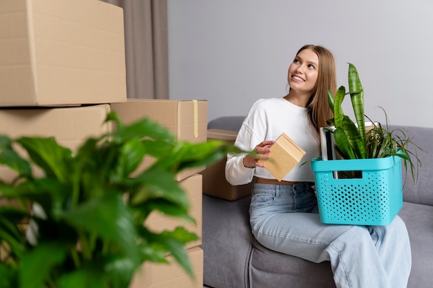 Mujer manejando pertenencias después de mudarse a un nuevo hogar