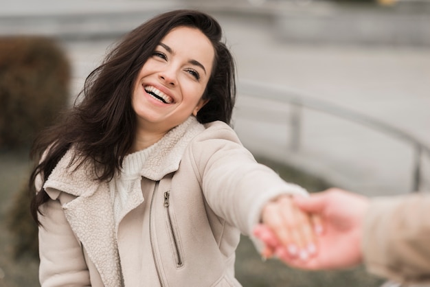 Mujer de la mano del hombre al aire libre