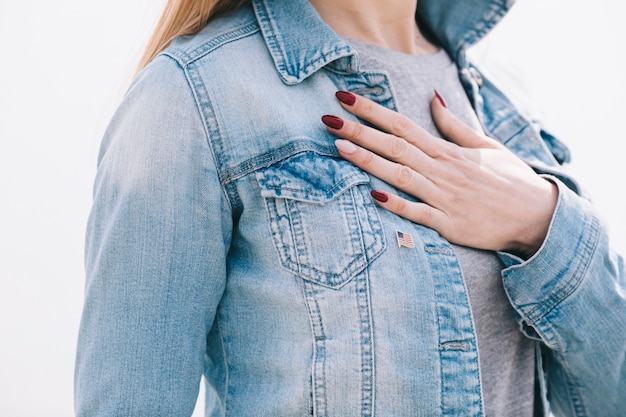 Mujer con la mano izquierda en el pecho