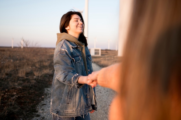 Mujer de la mano con su amiga