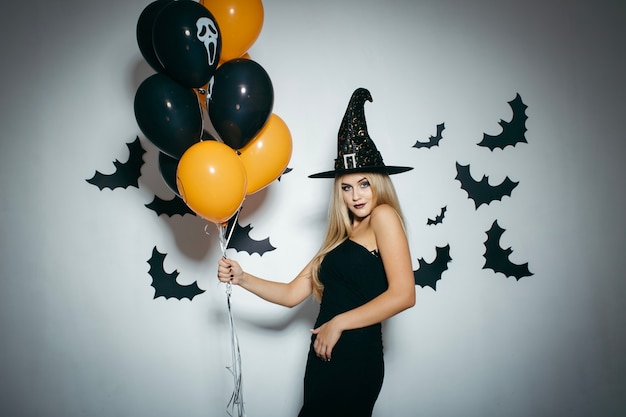 Foto gratuita mujer con manojo de globos de halloween