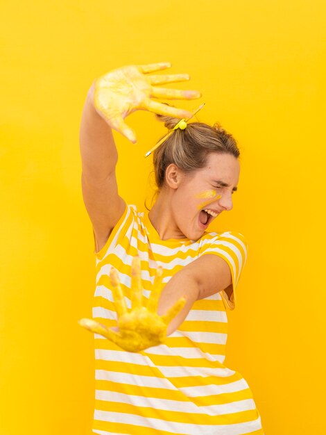 Mujer con manos pintadas asustadas