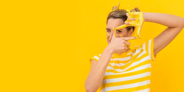 Mujer con manos pintadas tomando foto