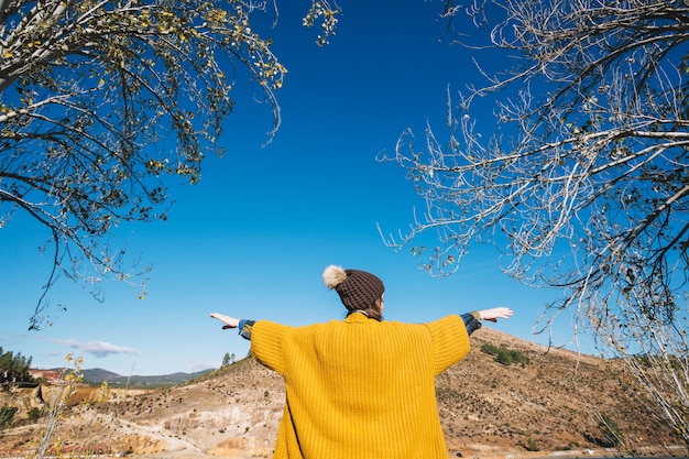 Foto gratuita mujer con las manos separadas en la naturaleza