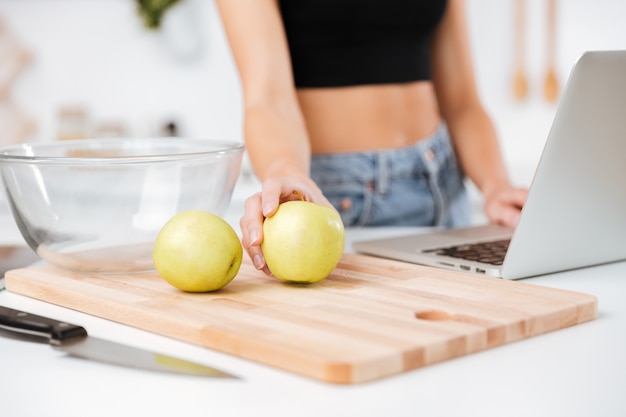 Foto gratuita mujer con manzana y laptop